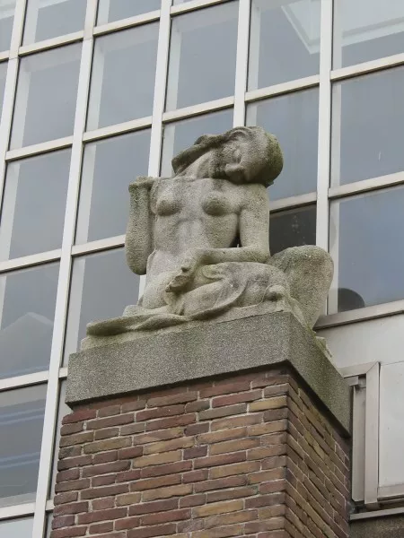 Afbeelding uit: april 2017. Gebouw Nieuwe Prinsengracht: "Moeder Aarde, opgaande en neergaande krachten in de natuur".