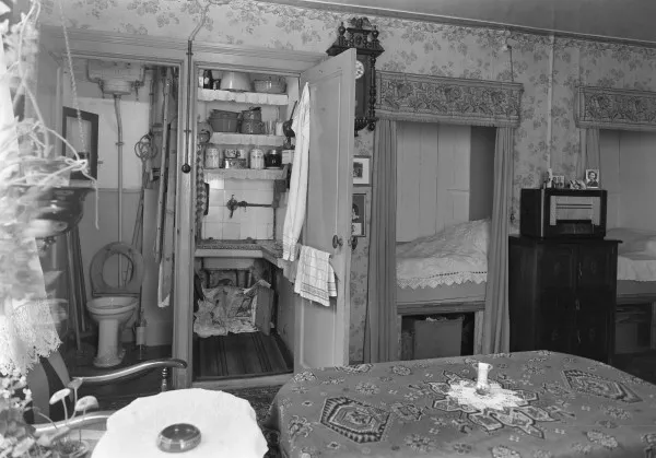 Afbeelding uit: augustus 1952. Interieur van Marnixstraat 215 hs links. Wc, spoelhok en twee bedstedes.
Bron afbeelding: SAA, bestand 5293FO004143.