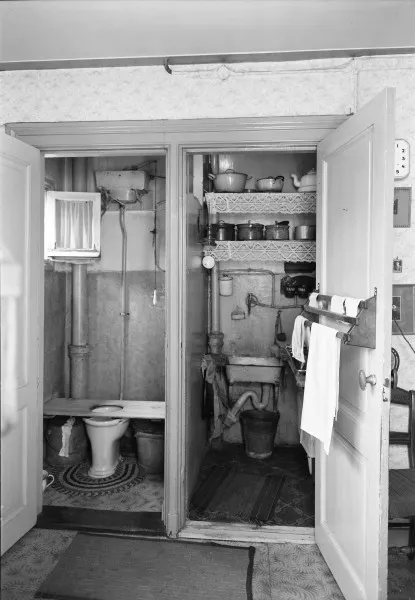 Afbeelding uit: augustus 1952. Interieur van nummer 118 III links, met wc en keukentje naast elkaar.
Bron afbeelding: SAA, bestand 5293FO004142.