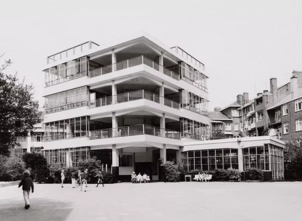 Afbeelding uit: mei 1969. Cliostraat, architect Duiker, 1930.
Bron afbeelding: SAA, bestand 010122002714.