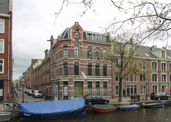 Afbeelding uit: april 2017. De hoek Lijnbaansgracht-Elandsstraat. Hoorde niet bij het oorspronkelijke ontwerp van Hamer; de huizen zijn in 1900 ontworpen door P.A. Timmers.
