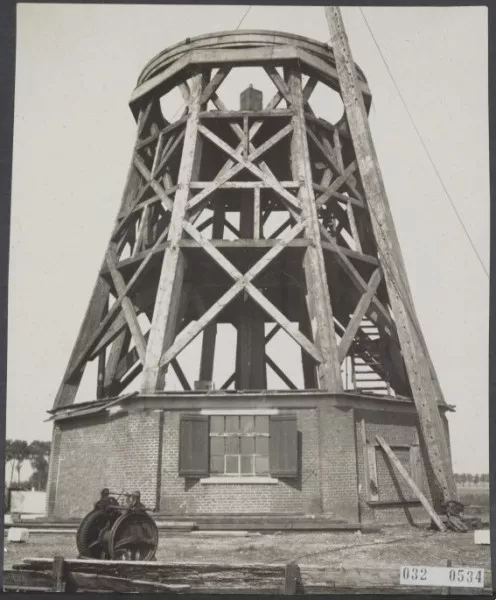 Afbeelding uit: 1921. Tijdens de afbraak van de bovenbouw.