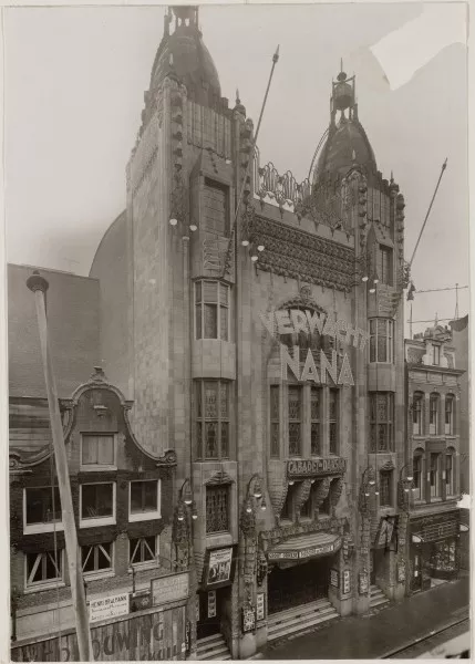Afbeelding uit: circa 1928. Tuschinski, Reguliersbreestraat. Architect: H.L. de Jong.
Bron afbeelding: SAA, bestand OSIM00001005062.
