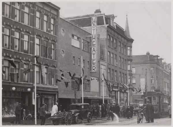Afbeelding uit: maart 1936. De straat was versierd vanwege de opening van de bioscoop.
Bron afbeelding: SAA, bestand OSIM00005005214.
