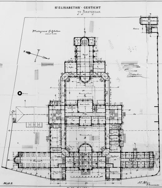 Afbeelding uit: 1887. De geplande maar niet geheel uitgevoerde plattegrond van het complex, met twee binnenplaatsen. De Mauritskade is onder.
Bron afbeelding: SAA, bestand 5221BT905786.
