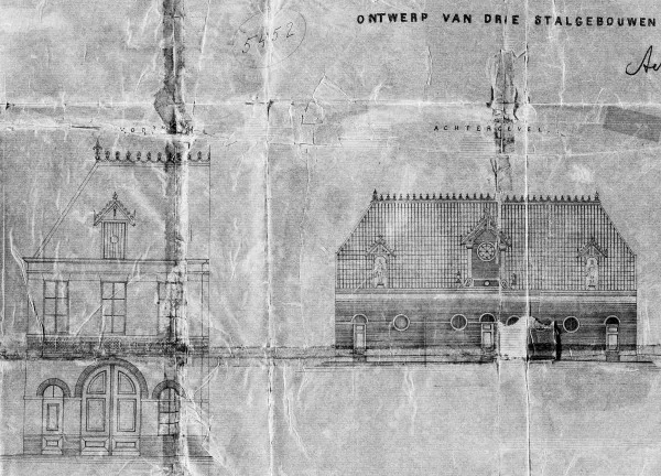 Afbeelding uit: 1880. Bouwtekening van het oorspronkelijke rijtje koetshuizen. Links de voorgevel van nummer 9, een gespiegelde kopie van nummer 13. Rechts de achtergevel.
