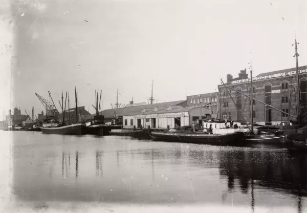 Afbeelding uit: circa 1934. De Binnenhaven, met rechts pakhuis Europa en geheel links het gebouw voor Algemene Dienst.
Bron afbeelding: SAA, bestand OSIM00004004818.