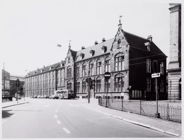 Afbeelding uit: juli 1977. Het kantongerecht en links ervan het huis van bewaring.
Bron afbeelding: SAA, bestand 010122029287.