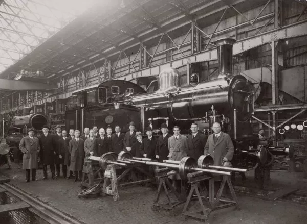 Afbeelding uit: circa 1930. Foto gemaakt bij het bezoek van Zuid-Afrikaanse ingenieurs aan Werkspoor.
Bron afbeelding: SAA, bestand OSIM00003002692.