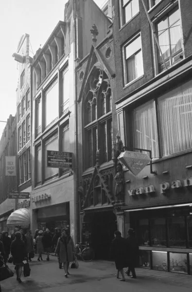 Afbeelding uit: februari 1974. De ingang, tussen Singer naaimachines (links) en juwelier Van Pampus.