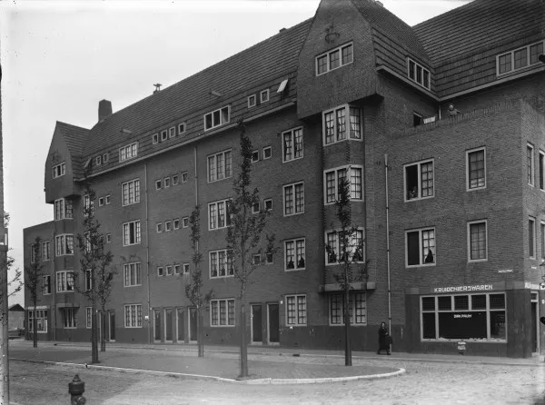 Afbeelding uit: circa 1930. Pastelstraat, met op de hoek de kruidenierswinkel van Dirk Pauw.
Bron afbeelding: SAA, bestand 5293FO002438.