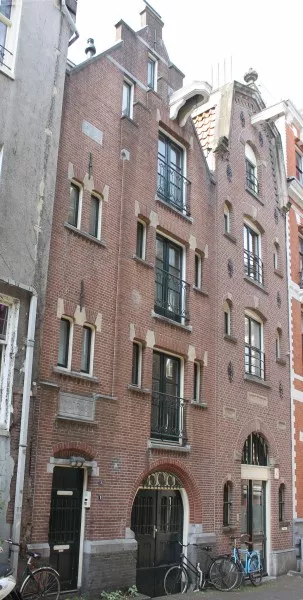 Afbeelding uit: mei 2017. Het linker huis is nummer 6-8; rechts nummer 4.