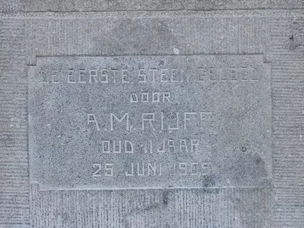 Afbeelding uit: mei 2017. "De eerste steen gelegd door A.M. Rijff oud 11 jaar 25 juni 1909"
Aloijsius Marie was de zoon van café-eigenaar Marinus Josephus Rijff.