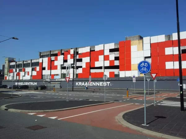 Afbeelding uit: augustus 2012. De parkeergarage, voor de sloop in 2013. Eronder was het winkelcentrum Kraaiennest.