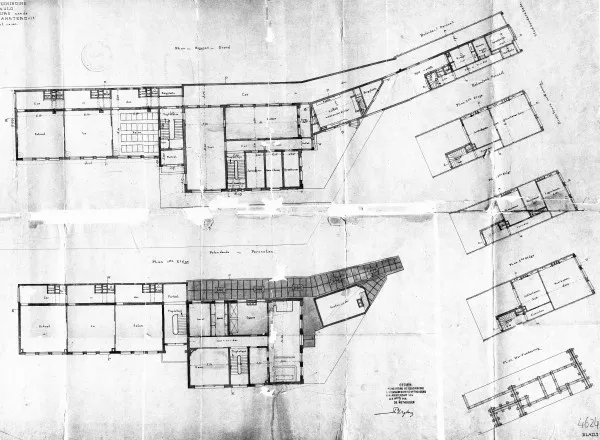 Afbeelding uit: 1880. Plattegrond van het gehele complex, met geheel rechts het poortgebouw. De bovenste tekening toont de begane grond.
Bron afbeelding: SAA, bestand 5221BT904624.