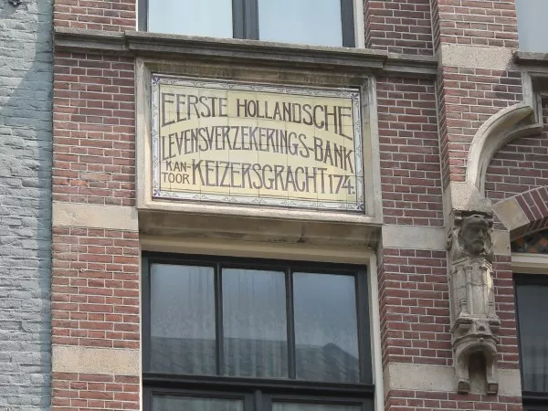 Afbeelding uit: juni 2017. Subtiele gevelreclame. Op Keizersgracht 174, op de hoek met de Leliegracht, liet de verzekeraar in 1905 gebouw Astoria bouwen.