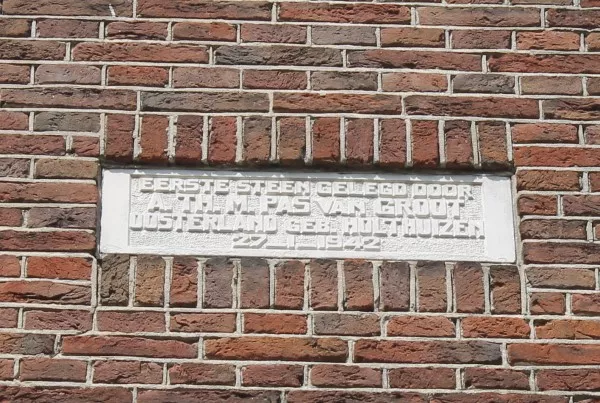 Afbeelding uit: juni 2017. "Eerste steen gelegd door A.Th.M. Pas van Groot Oosterland geb. Holthuizen 27-1-1942"
