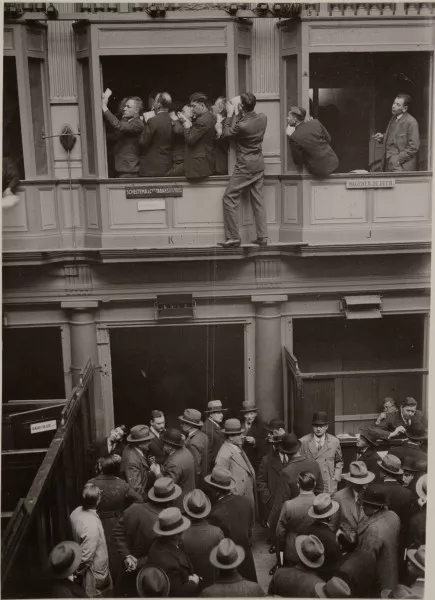 Afbeelding uit: november 1932. Handelaren tijdens de inschrijving voor een tabaksveiling.
Bron afbeelding: SAA, bestand OSIM00002003154.