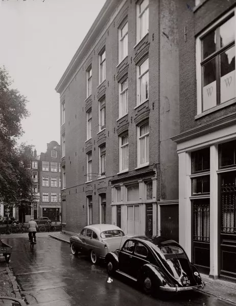 Afbeelding uit: circa 1955. Langestraat.
Bron afbeelding: SAA, bestand 010009002065.