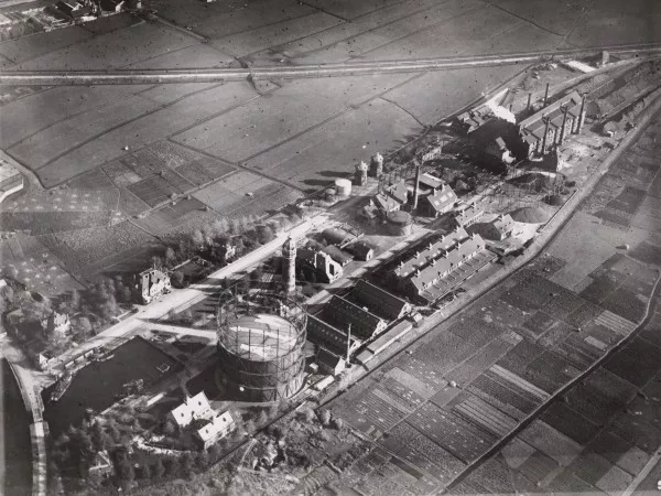 Afbeelding uit: 1927. Rechtsboven de stokerij, geheel links de Korte Ouderkerkerdijk en de Amstel.
Bron afbeelding: SAA, bestand A04139001261.