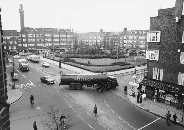 Afbeelding uit: januari 1960. Het plein, nog met toren en zonder rotonde.
Bron afbeelding: SAA, bestand 10009A000637.