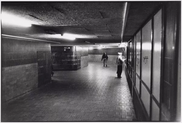 Afbeelding uit: november 1990. De gangen naar de perrons, nog voor de afsluiting ervan. Links de gang naar de stationshal.
Bron afbeelding: SAA, bestand 010122037568.
