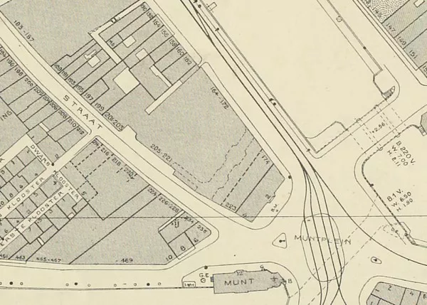 Afbeelding uit: circa 1932. Op deze kaart is de situatie te zien voordat de verbouwing van Kuyt de rooilijn in de Kalverstraat recht trok. De stippellijnen tonen de passage.
Bron afbeelding: SAA, bestand DUIZ00781000001.