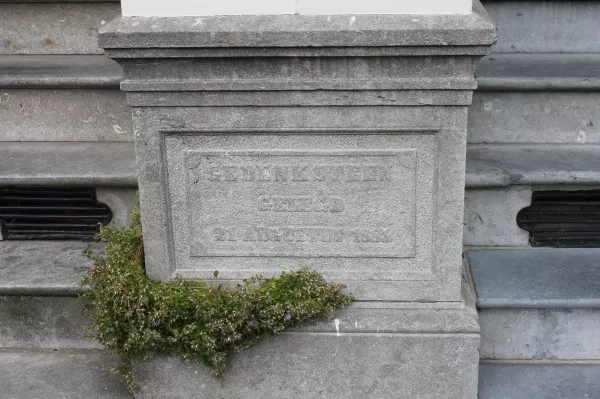 Afbeelding uit: juni 2017. "Gedenksteen gelegd 21 augustus 1883", vermoedelijk als herinnering aan het leggen van de eerste steen.