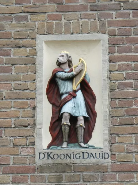 Afbeelding uit: juni 2017. Gevelsteen "D'Koonig Dauid" (gevel Oudeschans). Koning David speelt op de harp. De steen is afkomstig van de verdwenen Uilenburgerstraat, en zat daar bij de ingang van de Davidsgang.