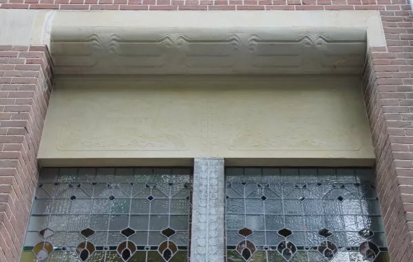 Afbeelding uit: juni 2017. Op het reliëf boven de ramen staat (nauwelijks leesbaar) "Oost west thuis best".