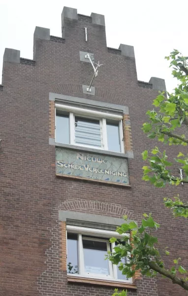 Afbeelding uit: juni 2017. Gevel Van de Veldestraat.