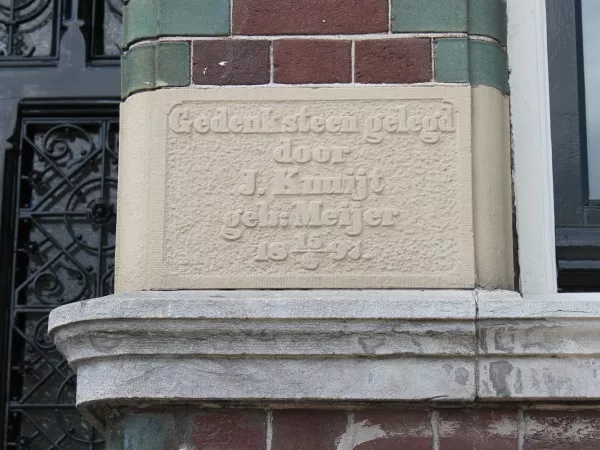 Afbeelding uit: juli 2017. "Gedenksteen gelegd door J. Knuijt geb: Meijer 15-6-1897."