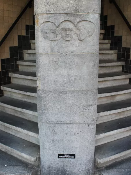 Afbeelding uit: juli 2017. Scheldestraat, de inscriptie ontdaan van de verflaag. Onderaan, boven het bordje, staat ook nog "Eerste steen gelegd door Anne, Paulus, Marcus Boersma [onleesbaar] 1928".