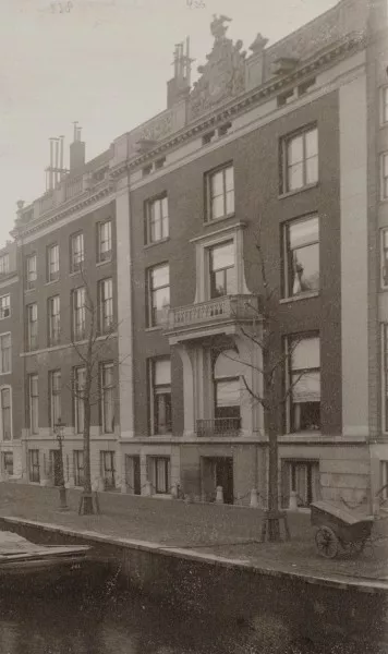 Afbeelding uit: circa 1905. Het huis zonder de stoep (stoep is Amsterdams voor trap).
Bron afbeelding: SAA, bestand OSIM00002004978.