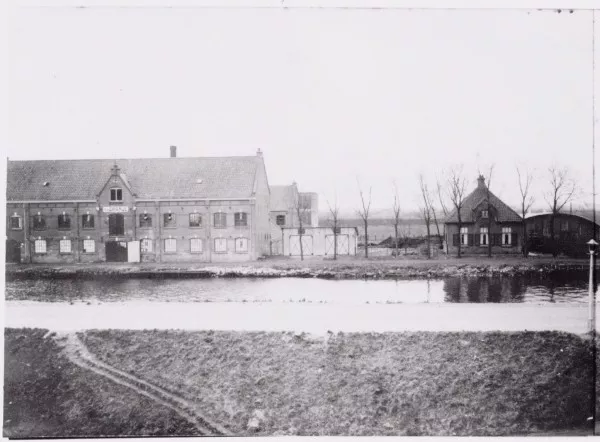 Afbeelding uit: circa 1914. Het Stadsarchief dateert deze foto op 1914. Op de gevel staat NV Oranje - het chemiebedrijf dat op nummer 85 gevestigd was.
Bron afbeelding: SAA, bestand OSIM00004003589.