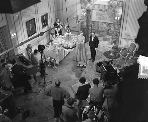 Afbeelding uit: november 1954. Opnames voor de speelfilm Het wonderlijke leven van Willem Parel, met Wim Sonneveld.