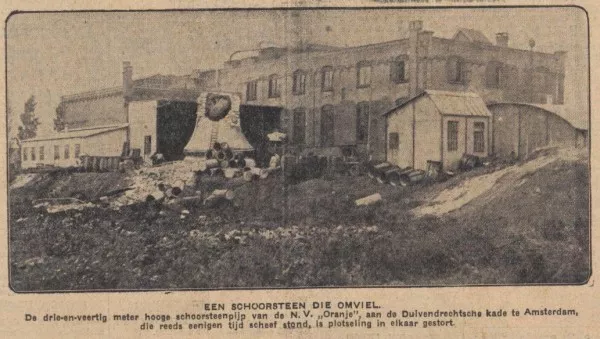 Afbeelding uit: augustus 1928. De 43 meter hoge schoorsteen achter de fabriek viel in 1928 om.