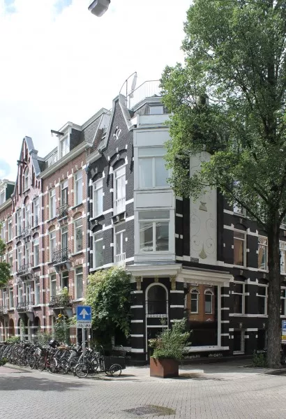 Afbeelding uit: juli 2017. Hoek De Genestetstraat (even zijde) - Derde Helmersstraat (links).