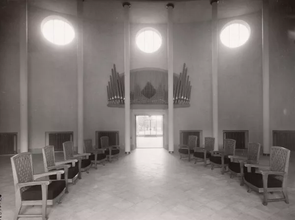 Afbeelding uit: circa 1940. De (vermoedelijk) oorspronkelijke inrichting van de zaal, met orgel, gezien naar de hoofdingang.
Bron afbeelding: SAA, bestand 010009011552.