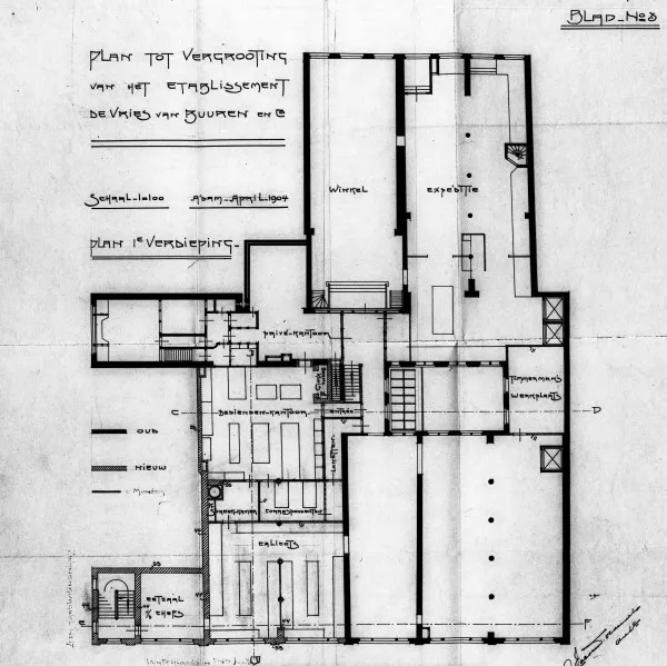 Afbeelding uit: 1904. Plattegrond van het complex in 1904 (eerste verdieping). Boven de Jodenbreestraat, onder het Waterlooplein en links de Zwanenburgwal.
Bron afbeelding: SAA, bestand 5221BT910040.
