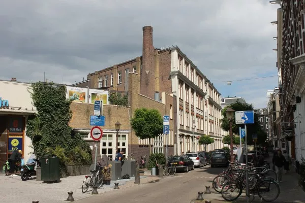 Afbeelding uit: augustus 2017. Het gebouwtje op de voorgrond dateert uit circa 1925 en is ontworpen door de architecten Heineke en Kuipers.