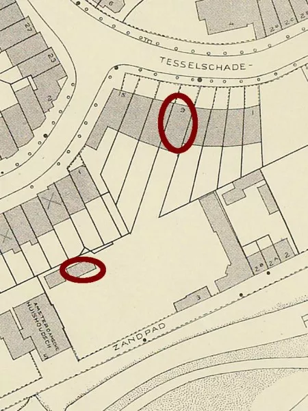 Afbeelding uit: 1910. Kaartje met perceelgrenzen. Het tuinhuis en Tesselschadestraat 9 zijn gemarkeerd.