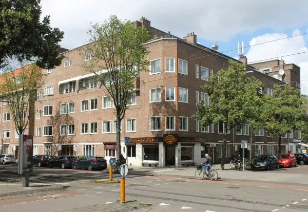 Afbeelding uit: augustus 2017. Churchilllaan hoek Waalstraat (rechts).