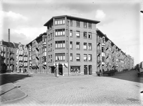 Afbeelding uit: circa 1920. Op de hoek een winkel van de arbeiderscoöperatie De Dageraad.
Bron afbeelding: SAA, bestand 5293FO002535.