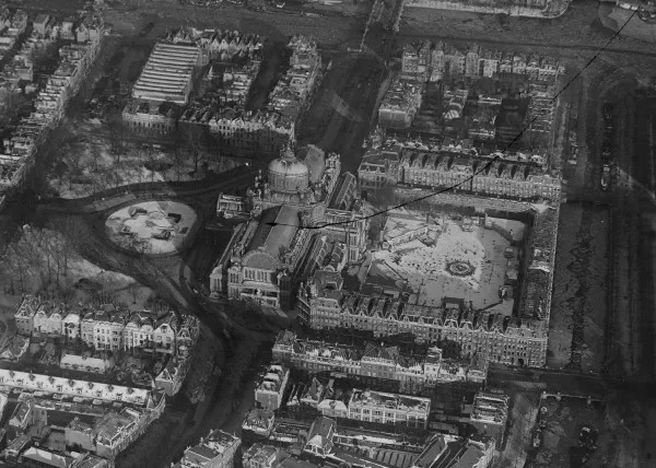 Afbeelding uit: circa 1925. Paleis en Galerij vanuit de lucht.