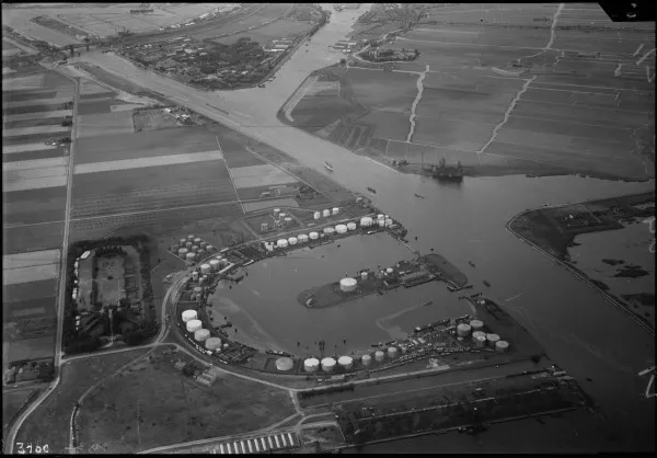 Afbeelding uit: 1920-1940. Links van de haven de voormalige Nieuwe Westerbegraafplaats. Linksboven de Hembrug, de spoorbrug over het Noordzeekanaal.