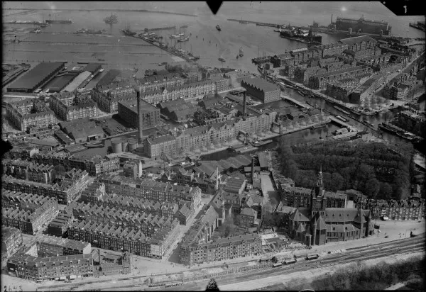 Afbeelding uit: 1920-1940. De Spaarndammerbuurt, met rechtsonder de kerk. Het fabriekscomplex is de Wester Suikerraffinaderij.