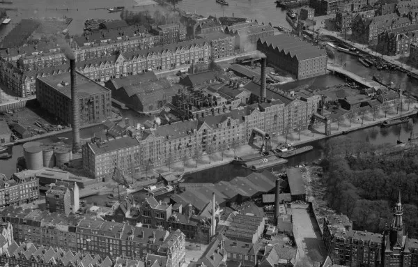 Afbeelding uit: 1920-1940. In het midden de suikerfabriek. Onderin loopt de Spaarndammerstraat, met onder meer het kantoorgebouw.