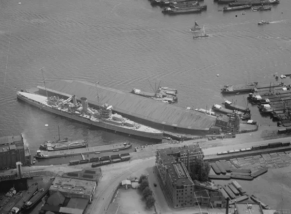 Afbeelding uit: 1933. De pier, met loods en een Brits marineschip (de HMS York).