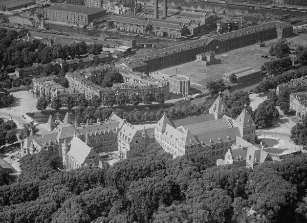Afbeelding uit: circa 1926. Luchtfoto van het toen nog fonkelnieuwe gebouw.